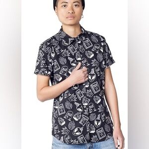 Wildfang Essential IDGAF Short-Sleeve Button-Up Shirt Black / White Graphic Sz M